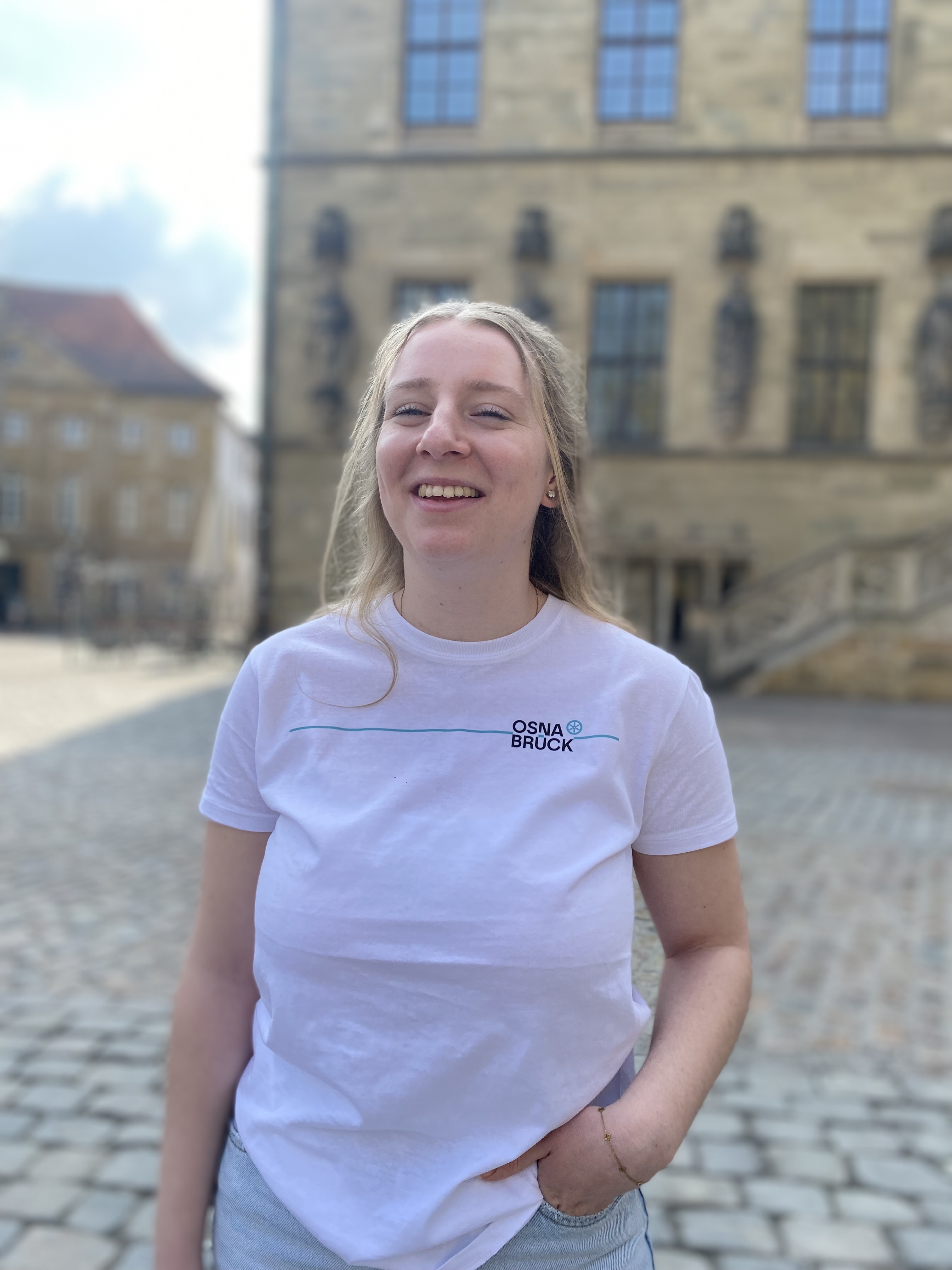 T-Shirt, weiß mit Verbindungslinie